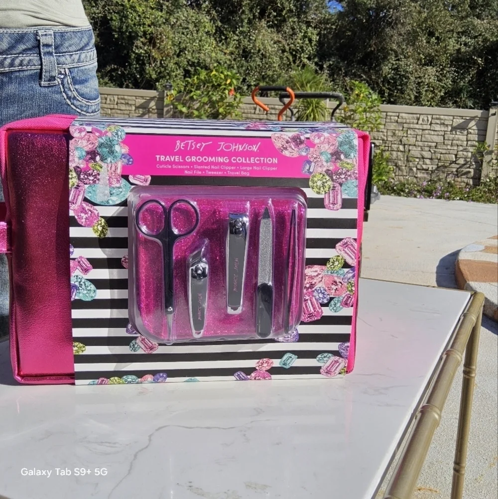 BETSEY JOHNSON TRAVEL GROOMING COLLECTION